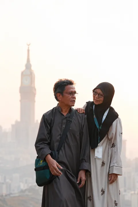 Pasangan jemaah Travelty dengan Clock Tower di belakang