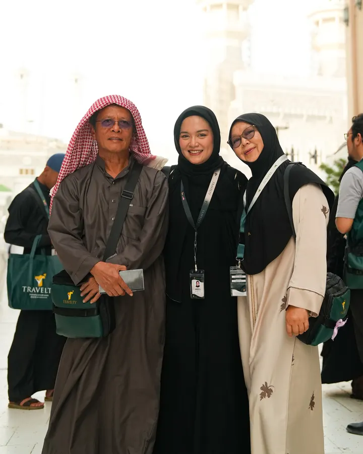 Jemaah Travelty dengan beg hijau Travelty di Madinah
