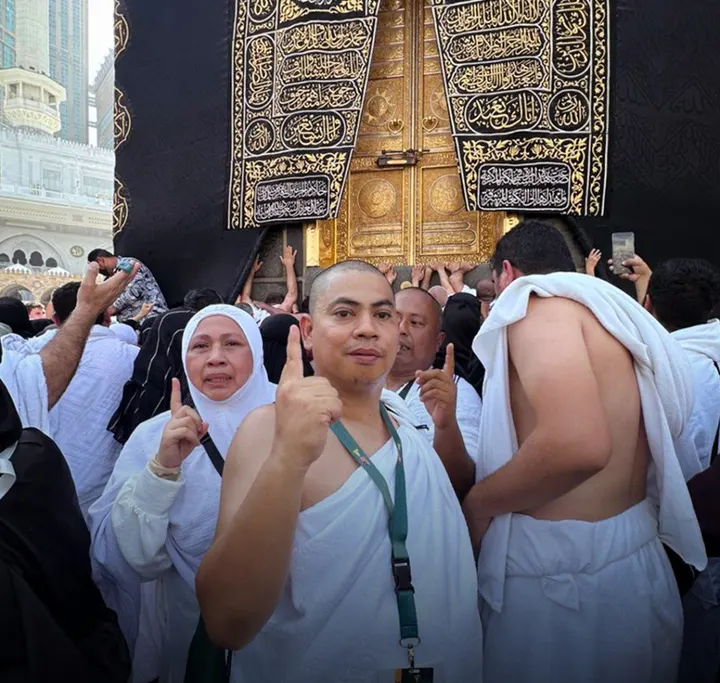 Jemaah Travelty berihram di depan Kaabah