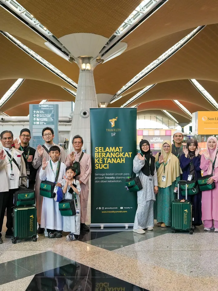 Rombongan jemaah Travelty di KLIA dengan banner Selamat Berangkat Ke Tanah Suci