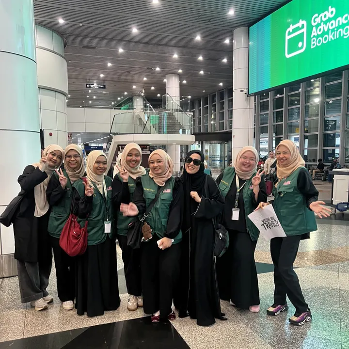 Jemaah Umrah for Ladies berompi hijau Travelty di KLIA