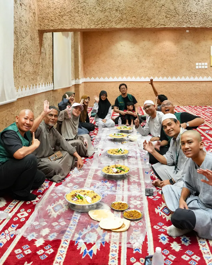 Jemaah Travelty makan bersama di atas permaidani