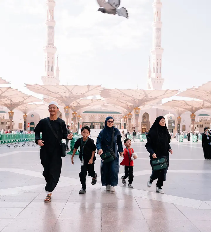 Satu keluarga jemaah Travelty di dataran Masjid Nabawi