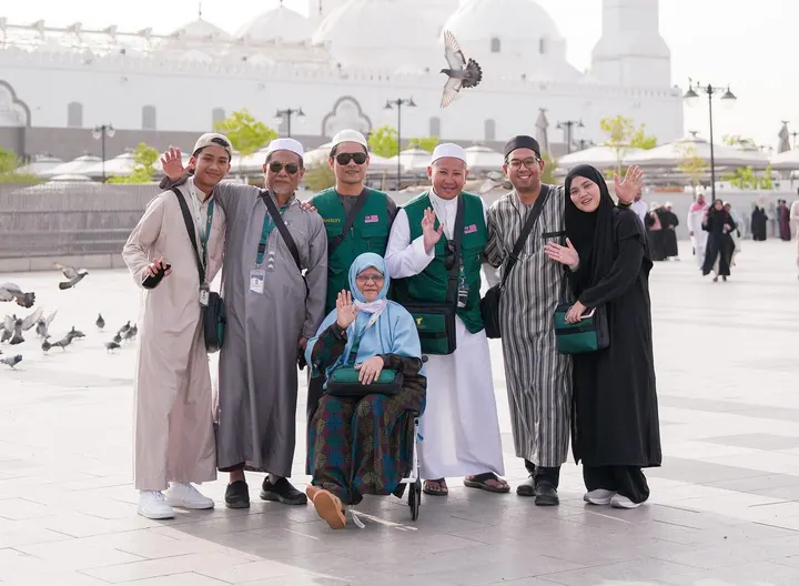 Rombongan jemaah Travelty, termasuk jemaah berkerusi roda, di Masjid Quba