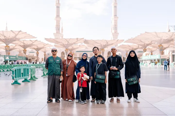 Rombongan jemaah Travelty di dataran Masjid Nabawi